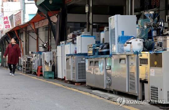 소상공인 폐업 현황을 짐작할 수 있는 서울 중구 황학동 주방거리 모습. 중고 주방 기구들이 쌓여 있다. 사진 연합뉴스